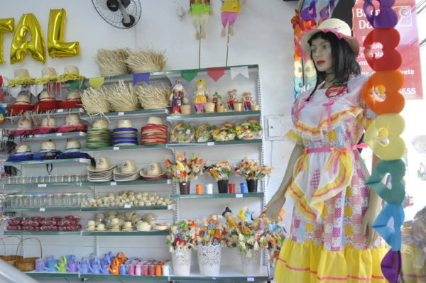 Lojas de Barra Mansa começam a vender produtos para festas juninas 