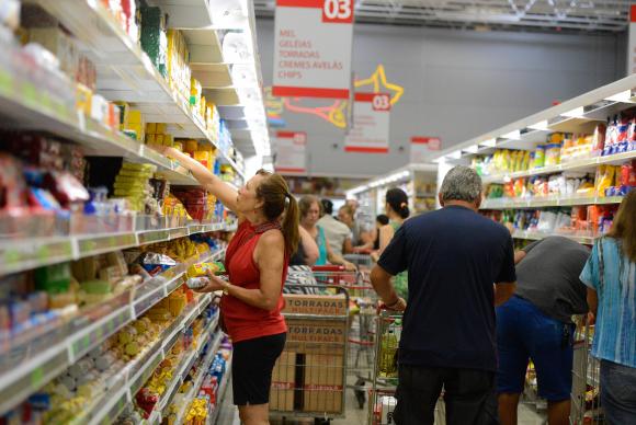 Observando: Consumidores devem ficar atentos para conseguir melhores preços 