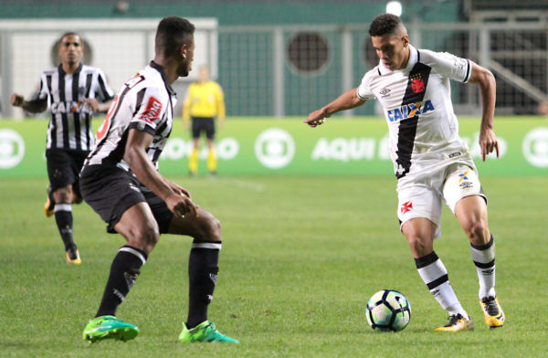 Debutante: Paulinho estreou como titular no Vasco e foi o destaque da partida contra o Atlético-MG (Carlos Gregório Jr/Vasco.com.br)