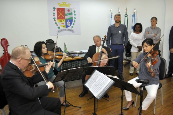 Atentos: Rodrigo Drable e a vice-prefeita Fátima ouvem apresentação do Quarteto Arianna (Foto: Paulo Dimas)