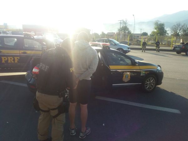 Homem foi preso ao ser flagrado dirigindo um Hyundai IX35 que segundo a polícia era clone de um carro roubado (Foto: Cedida pela PRF)