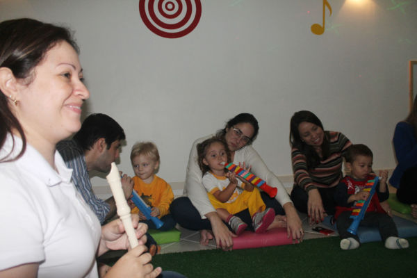Musicoterapia: Formada por 24 bebês, as turmas vão se reunir, nesta sexta-feira (21), às 18h, para o Primeiro Recital de Bebês do Sul Fluminense (Foto: Divulgação)