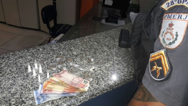 Drogas e uma quantidade de dinheiro foram apreendidas na Rua Carlos Chagas (Foto: Cedida pela Polícia Militar)