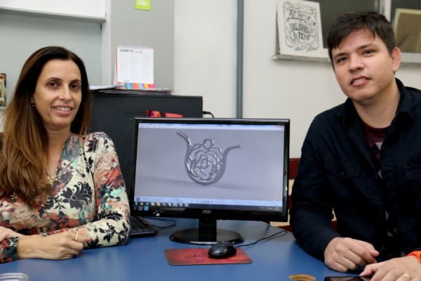 O projeto: Patrícia Rocha e o professor Laert dos Santos desenharam o modelo de um pingente para o projeto intitulado ‘Flores de Aço’ 