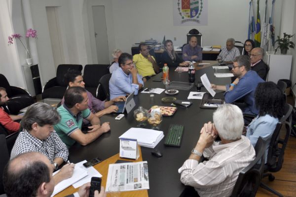 Reunião no gabinete do prefeito Rodrigo Drable discute obras de ETE do Ano Bom (foto: Paulo Dimas)