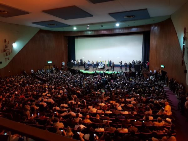 Mais de mil pessoas vão ao Cine 9 de Abril ver palestra do Bolsonaro