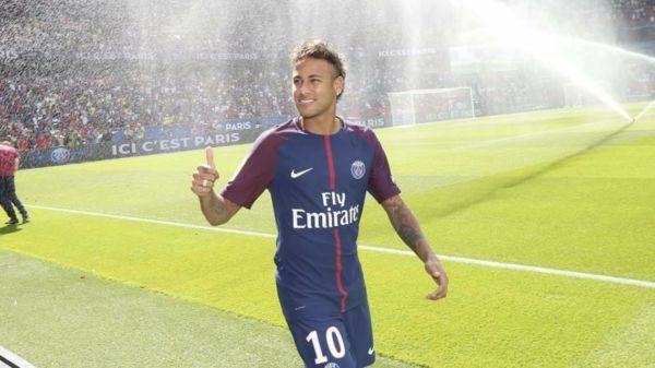 Neymar já vendeu mais camisas que companheiro de time argentino