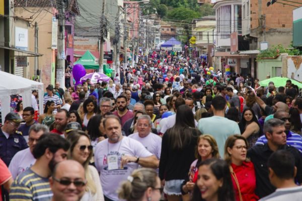 Ruas comerciais do bairro Santo Agostinho ficaram lotadas