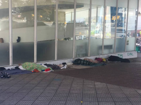 Fugindo do frio: Moradores em situação de rua se abrigam perto da Biblioteca Municipal, na Vila Santa Cecília (Foto: Enviada via WhatsApp)