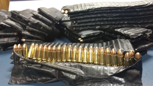 Uso restrito: Três mil quatrocentos e cinquenta munições de 9 mm foram apreendidos com policial militar (Foto: Cedida pela Polícia Rodoviária Federal)