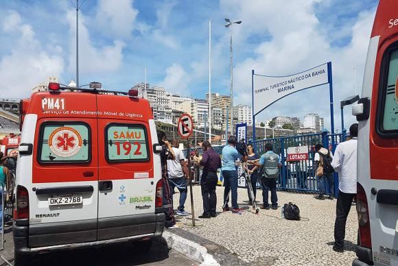 Pessoas acompanham trabalho de resgate das vítimas do naufrágio