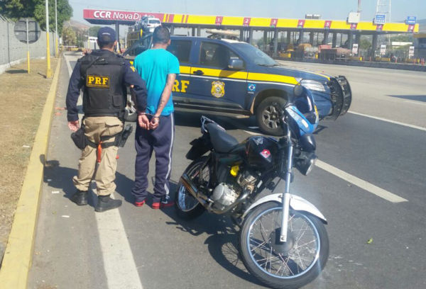 Preso: Contra motociclista parado em operação de fiscalização havia um mandado de prisão pelo crime de roubo (Foto: Cedida pela Polícia Rodoviária Federal)