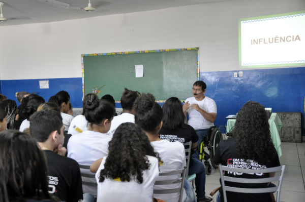 Na sala: Alunos da Escola Municipal Jiulio Caruso, no Conforto, participam de palestra contra às drogas (Foto: Divulgação)