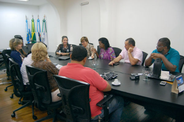 Professora Fátima e Ruth Coutinho discutem projetos com Shirlei Martins (Chico de Assis - PMBM)