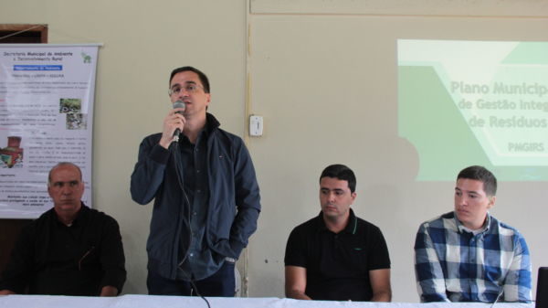 Presente: Ednardo fala durante seminário para criar o plano municipal de gestão de resíduos sólidos