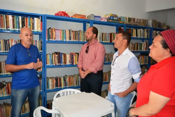 Visita: Chico fala a Paulinho e Maycon Abrantes sobre atividades em sua biblioteca