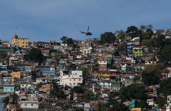 Cerco: Helicóptero passa sobre a Rocinha (Foto: Fernando Frazão/Agênci Brasil)