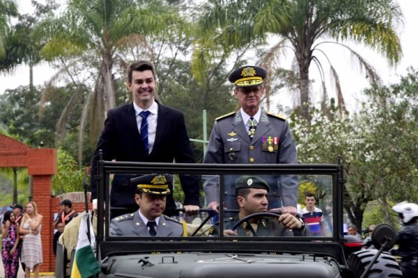 Balieiro e o comandante da Aman no desfile em carro aberto