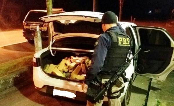 Abarrotado com drogas: Policiais descobriram ainda que o veículo usado pelo homem, um Siena, era clone de outro carro (Foto: Cedida pela Polícia Rodoviária Federal)