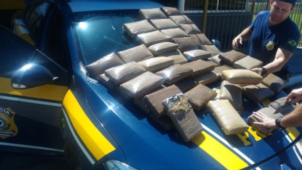Drogas estavam em fundo falso no assoalho do carro (Foto: Cedida pela Polícia Rodoviária Federal)