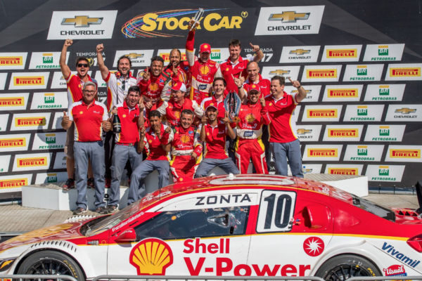 Ganhando: Ricardo Zonta garante terceira vitória na Stock Car