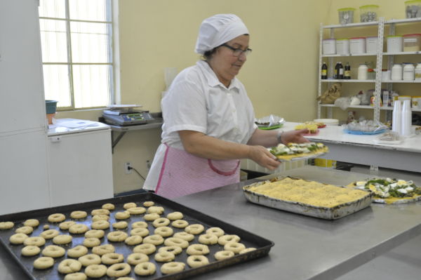 Renda: Alunos aprendem a aproveitar os alimentos que iria, normalmente, para o lixo (Foto: Geraldo Gonçalves/Secom-VR)