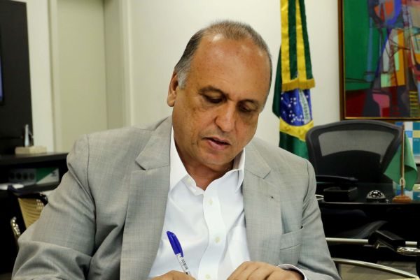 Pezão espera que dinheiro chegue logo para poder pagar funcionalismo estadual
