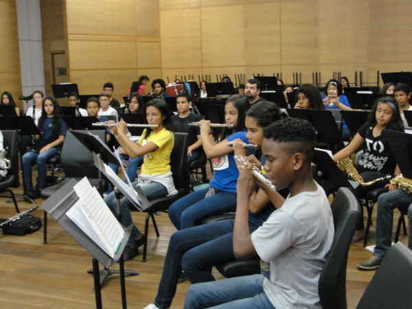 Música para todos: Projeto atende cerca de quatro mil alunos da pré-escola ao ensino médio (Foto: Júlio Amaral)