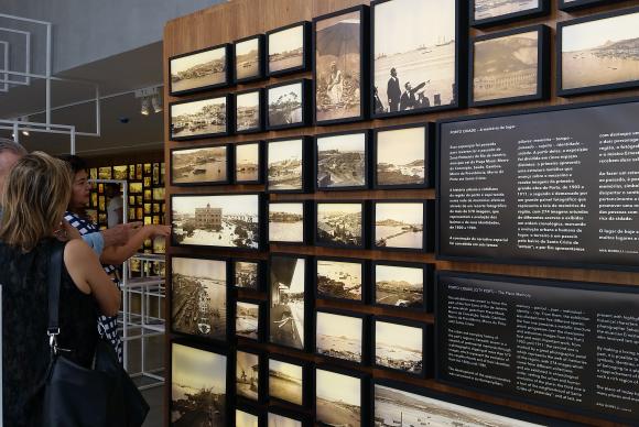 ‘Porto Cidade – a Memória do Lugar’: Mostra permanente reúne mais de 300 imagens que resgatam a história da zona portuária do Rio (Foto: Akemi Nitahara/Agência Brasil)