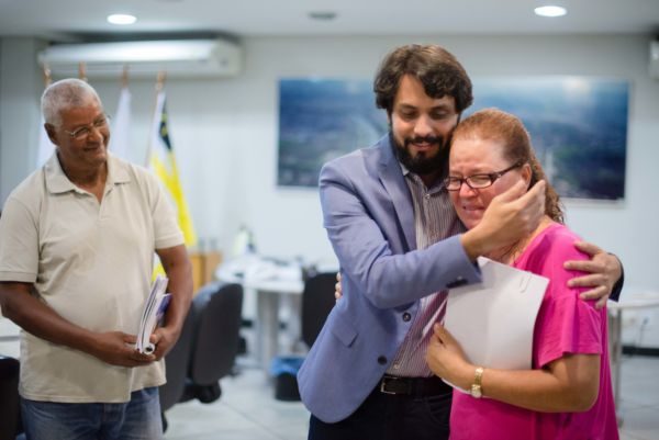 Emocionada: Ivete de Oliveira recebe alvará do prefeito Samuca Silva (Foto: Gabriel Borges – SecomVR)