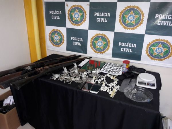 Armas, drogas e um farto material para endolação foram apreendidos com suspeitos no bairro São Luís, em Barra Mansa (Foto: Cedida pela Polícia Civil)