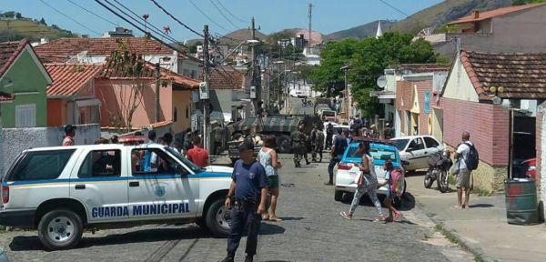 Carro blindado do Exército atingiu sete carros e muro de uma casa em Valença 9foto: Enviada pelo WhatsApp)