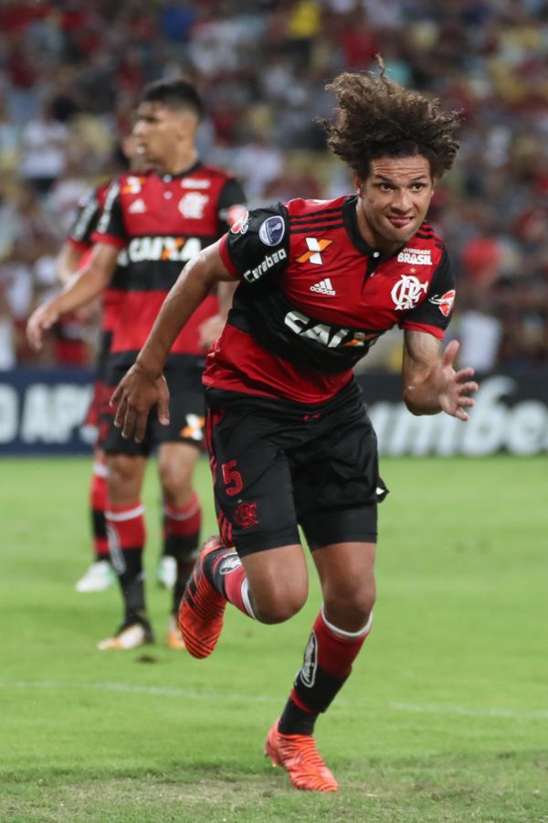 Willian Arão: Volante, que foi destaque no clássico diante do Fluminense, mantém os pés no chão mesmo com a vantagem (Foto: Gilvan de Souza/Flamengo.com.br)