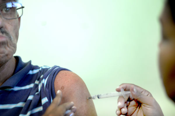 Cuidadosos: Idosos ainda são mais ativos com relação à imunização por meio de vacinas (Foto: Arquivo)