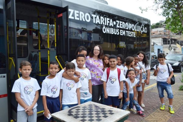 Atração: Alunos da Escola Municipal Dom Waldir Calheiros conheceram o primeiro ônibus elétrico do estado do Rio (Foto: Evandro Freitas/Secom VR) 