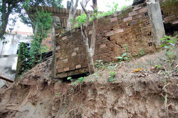 Paralisada: Obra no local corria risco de deslizamento de terra, o que poderia atingir casas que ficam logo abaixo (Foto: Ascom PMBM/ Chico de Assis)