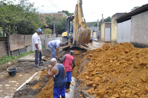 Mãos à obra: Medida busca evitar que moradores da Rua Santo Antônio convivam com alagamentos nesta época de chuva (Foto: Paulo Dimas/Ascom PMBM)
