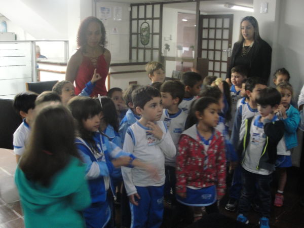 Visitantes: Crianças tiveram muito curiosidade em saber sobre o funcionamento do DIÁRIO DO VALE (Foto: Júlio Amaral)