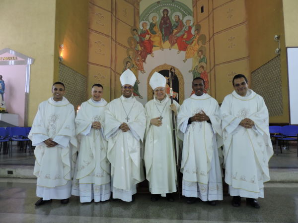 Novos padres: (Da esquerda para a direita) Tiago, Alex, Dom Roque, Dom Francisco, Toninho e Alexandre em cerimônia no sábado (Foto: Divulgação)