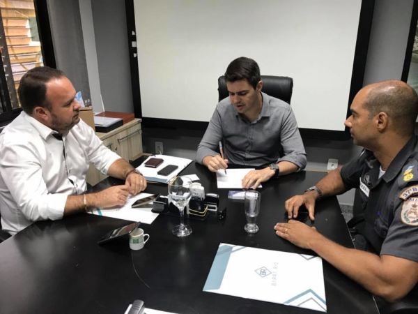 Crescendo: Elio, Balieiro e Jackes Silva acertam detalhes do convênio que vai aumentar segurança em Resende (Divulgação)
