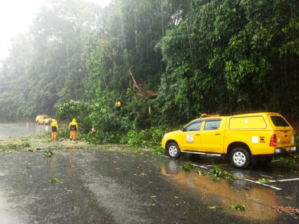 Perigos: Chuvas já causaram estragos como queda de árvores e deslizamento de rocha na Rio-Santos (Foto: Divulgação/Ascom PMAR)