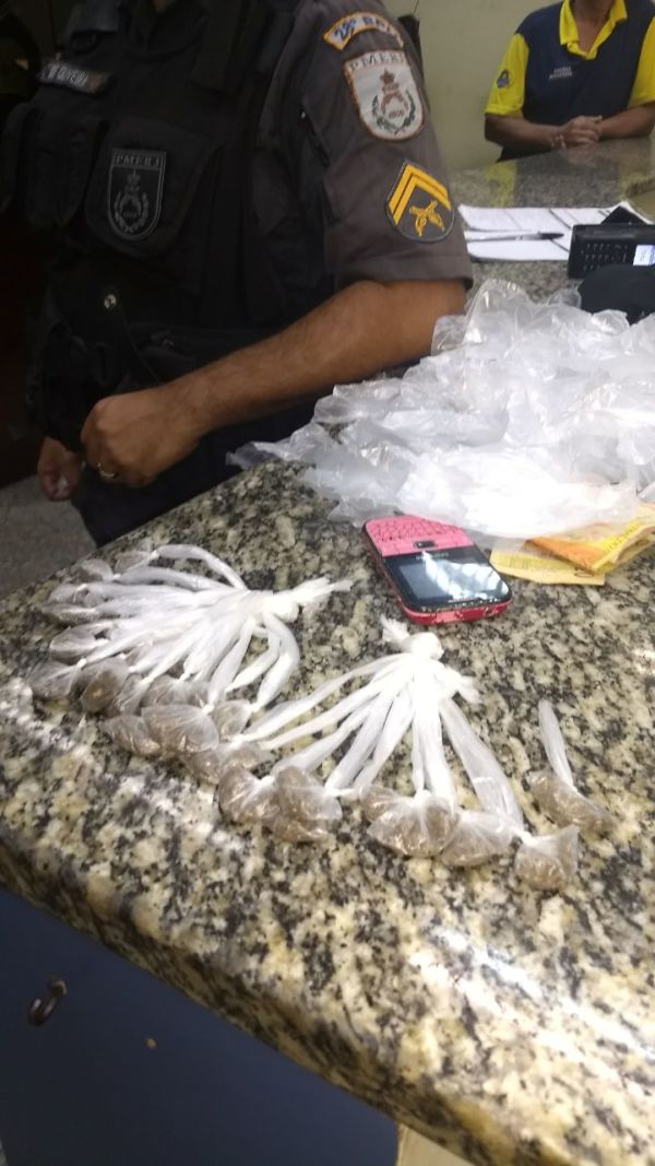 Entorpecentes: Drogas foram encontradas na casa de suspeito na Rua Ary Parreiras, no Ano Bom (Foto: Cedida pela Polícia Militar)