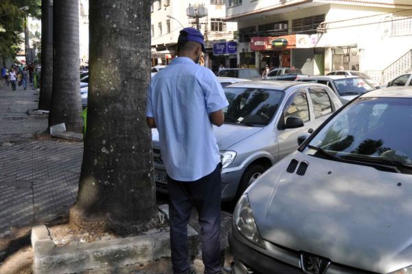 Defesa ao consumidor: Órgão realizou operação educativa notificando estacionamentos privativos para coibir tal ação em Barra Mansa (Foto: Paulo Dimas) 