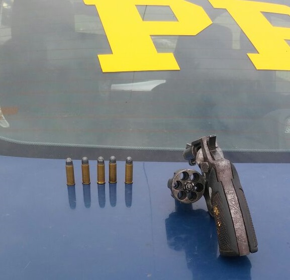 Durante a fuga, um dos homens livrou-se de um revólver calibre 32, com cinco munições intactas, que mais tarde foi encontrado pelos policiais (Foto: Cedida pela PRF)