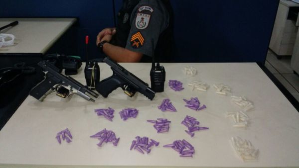 Pistolas, munições, drogas e rádios transmissores foram encontrados pelos agentes após conflito com suspeitos de tráfico de drogas (Foto: Polícia Militar)