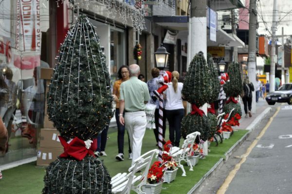 Otimistas: Comerciantes estão esperançosos com as vendas de Natal (Foto: Paulo Dimas)