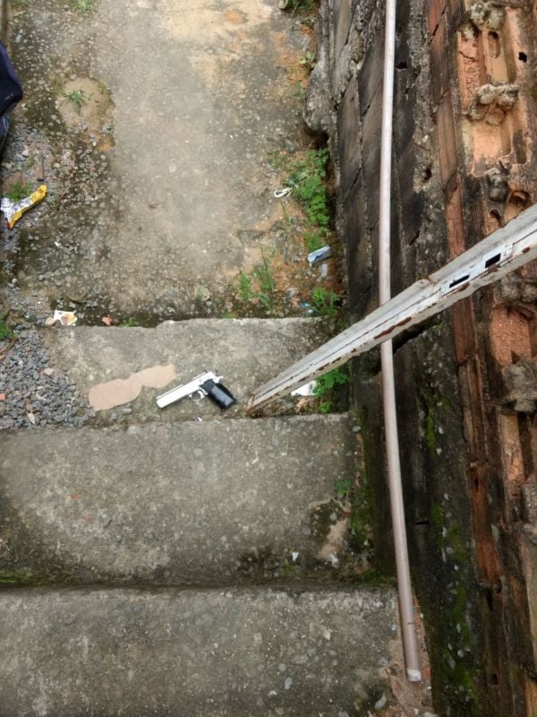 Morro da Conquista: Pistola foi encontrada em um escadão, que segundo a polícia é usado por traficantes para comercializar drogas no Santo Agostinho (Foto: Cedida pela Polícia Militar)