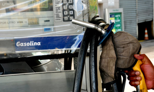 Na bomba: Gasolina em Volta Redonda teve alta cinco vezes maior que a inflação (Foto: Felipe de Souza)