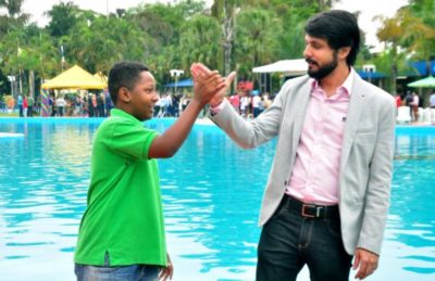 Cumprimento: Samuca comemora com Kauã a reabertura do Parque Aquático