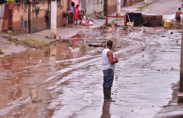 Limpeza: Moradores ajudam a remover lama da Rua Florianópolis